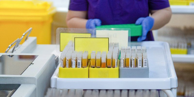 Почти половина новых заболевших коронавирусом моложе 45 лет