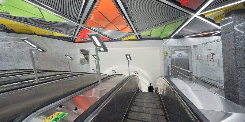 Тяговые цепи, ступени и поручни: как в метро ремонтируют эскалаторы