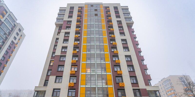 Жители трех пятиэтажек начали переезжать в дом на улице Бехтерева по программе реновации