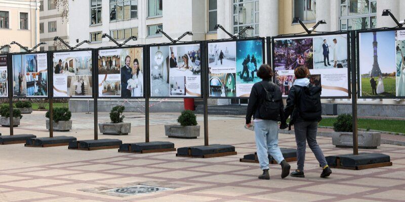 Стадион, небоскреб, канатная дорога: открылась выставка фотографий необычных мест для регистрации брака