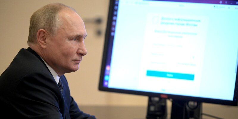 Владимир Путин принял участие в электронном голосовании в Москве