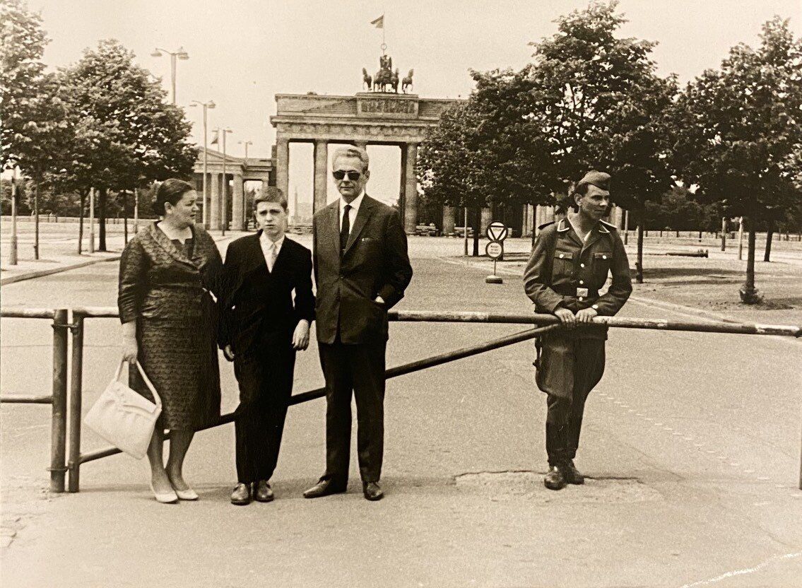 Александр Николаев с женой и сыном Алексеем. Главархив Москвы 