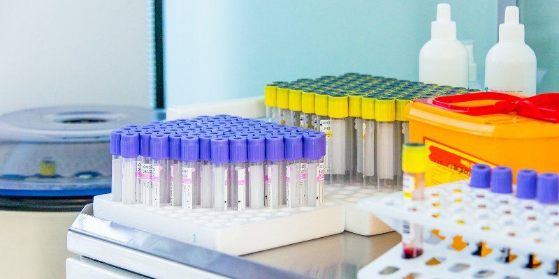 Медицинских и социальных работников регулярно тестируют на коронавирус