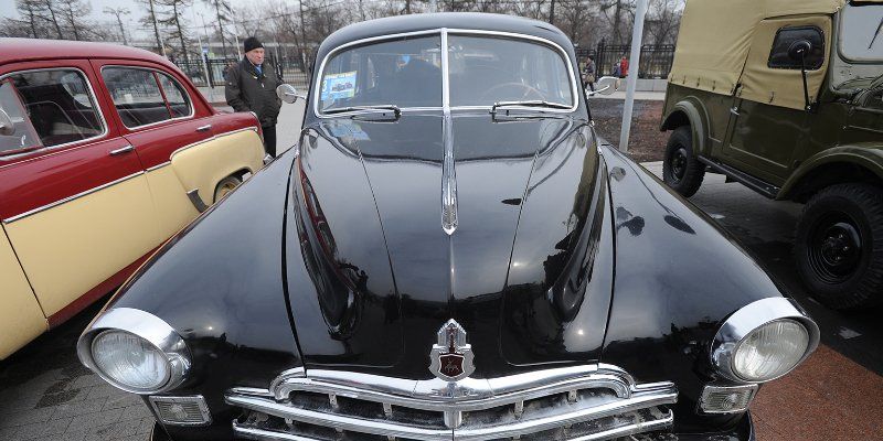 «Мерседес» 1938 года, «Москвич-407» и ГАЗ-13 «Чайка»: что еще увидят посетители выставки «Ретротранспорт»