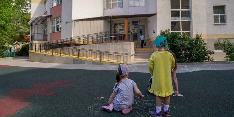 В московских школах и детских садах отменят бумажные медицинские карты