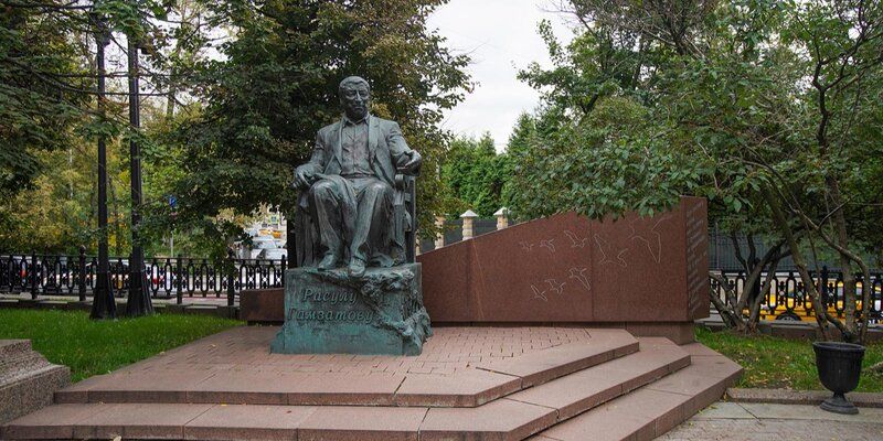 Автору «Журавлей»: в Москве отремонтируют памятник Расулу Гамзатову