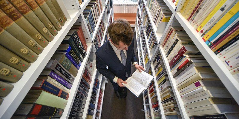 Книжные новинки: какие произведения пополнили фонды московских библиотек