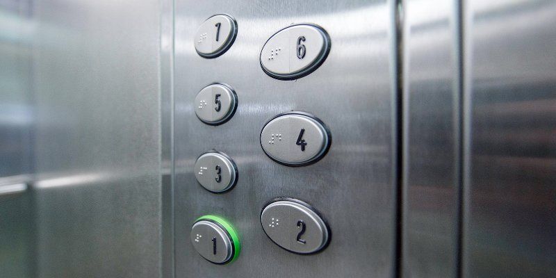 В четырех корпусах Боткинской больницы полностью заменят системы безопасности и лифты