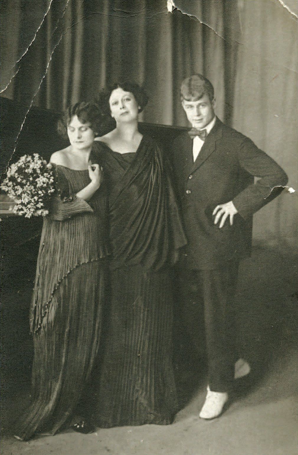 Yesenin State Museum. Isadora Duncan with Sergei Yesenin and her daughter Irma, 1922. The photo will be displayed at Yesenin Centre for the first time