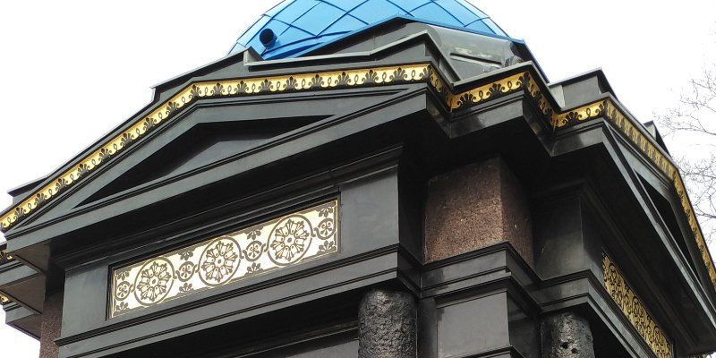 В стиле неоклассика: на Преображенском кладбище завершили реставрацию часовни-усыпальницы