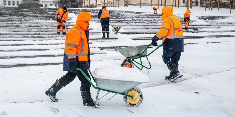 Работы по уборке и вывозу снега продолжаются в непрерывном режиме