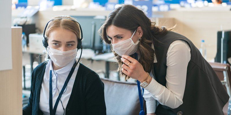 Операторы горячей линии по вопросам COVID-19 обрабатывают около трех тысяч заявок в день