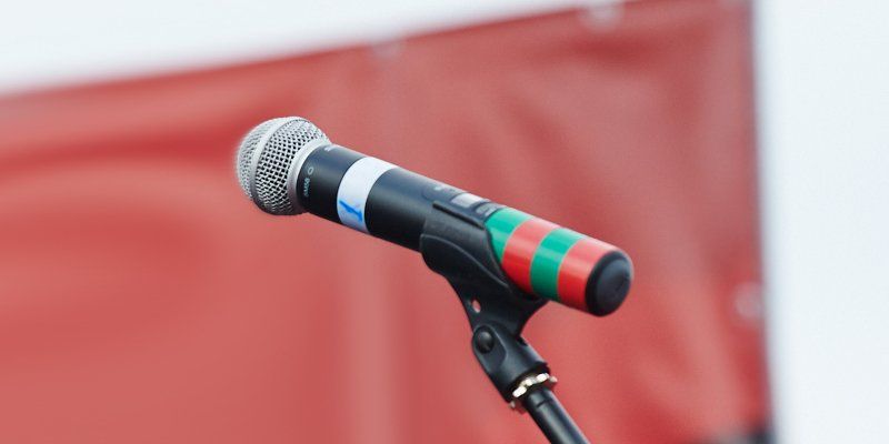 Поэтические пикники и стендап помогли 350 пациентам справиться с заиканием