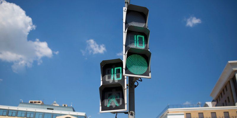Дорогу пешеходу: на каких переходах перенастроили режим работы светофоров
