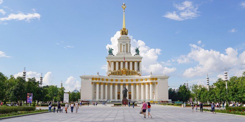 Скамейки с USB и роботизированная спортплощадка: на ВДНХ протестируют инновационные технологии