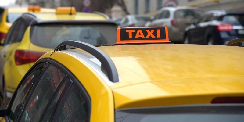 Более 400 парковок для такси организовали за пять лет