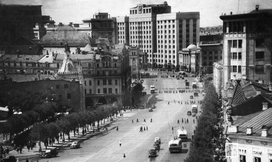 Театральный проезд. Автор съёмки &mdash; Н. Грановский. Август, 1948 год. Главархив