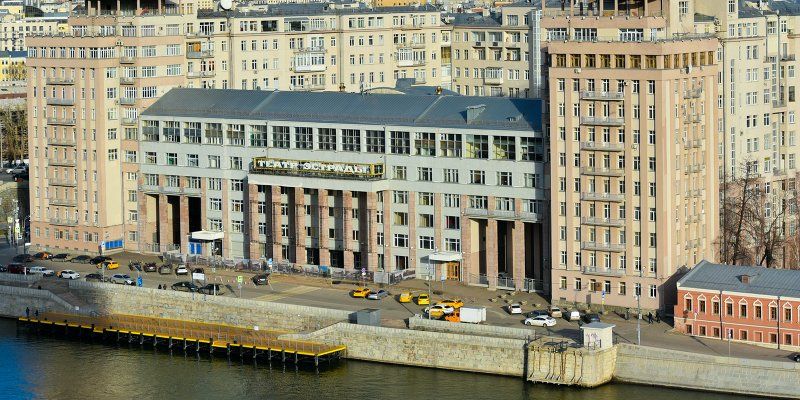 Ступени Театра эстрады оказались утерянным постаментом памятника супругам Бекетовым