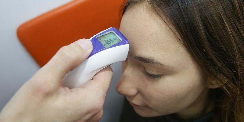 На входе в московские поликлиники выдают маски