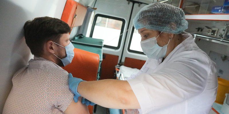 Чаще всего москвичи прививаются в мобильных пунктах вакцинации у станций метро «Речной вокзал» и «Планерная»