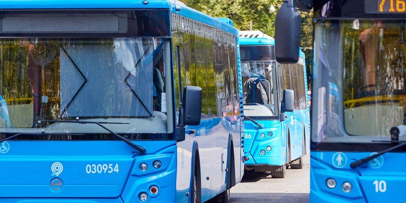 На улице Красная Пресня появилась выделенная полоса для общественного транспорта
