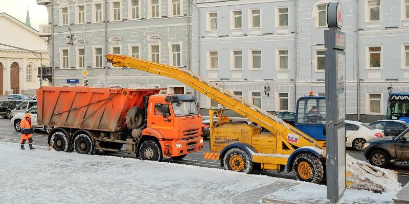 Улицы столицы убирают более 15 тысяч единиц спецтехники