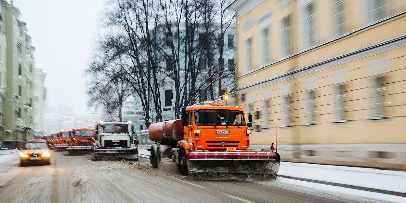 Улицы города убирают 12 тысяч единиц спецтехники
