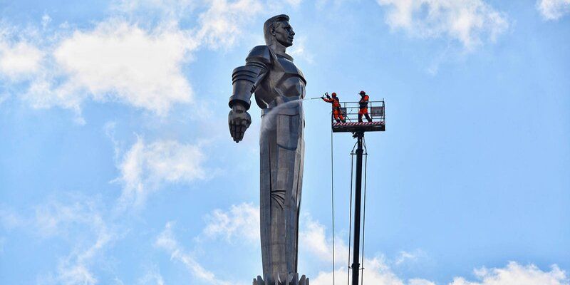 Около двух тысяч инженерных сооружений помоют в Москве после зимы