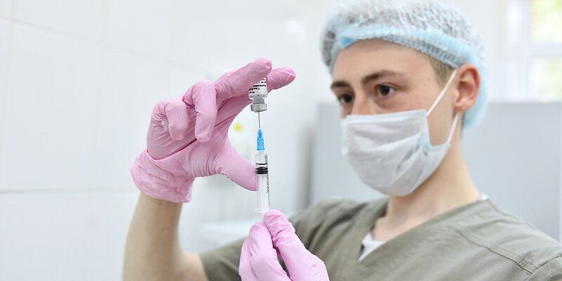 На mos.ru открылась запись на вакцинацию от COVID-19 для врачей, учителей и работников соцслужб