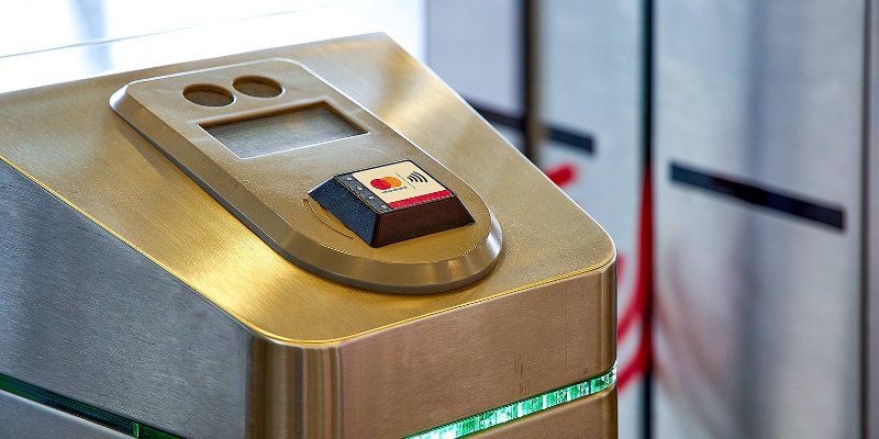 Пассажиры все чаще оплачивают проезд банковской картой или смартфоном