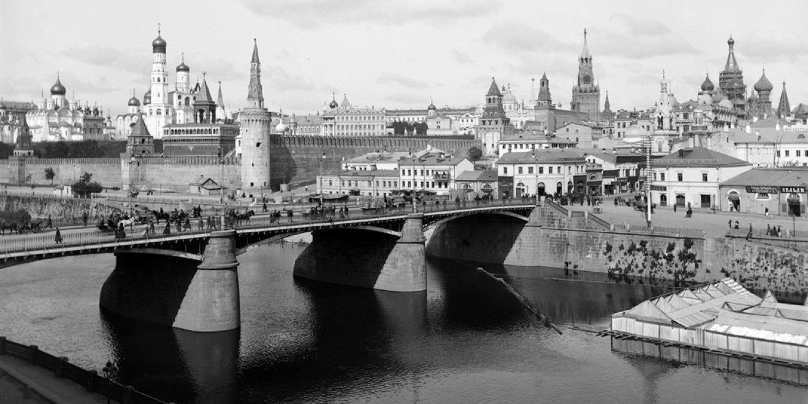 Вид на Московский Кремль и Москворецкий мост со стороны Раушской набережной; между Беклемишевской и Петровской башнями Кремля — сень памятника Александру II. 1898 год — начало 1900-х годов. Автор П.П. Павлов. Главархив Москвы