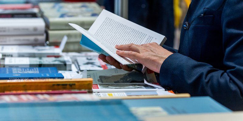 «Самоучитель по бальным танцам» и «Грамматика шорского языка»: на фестивале «Букинист» представят раритетные издания
