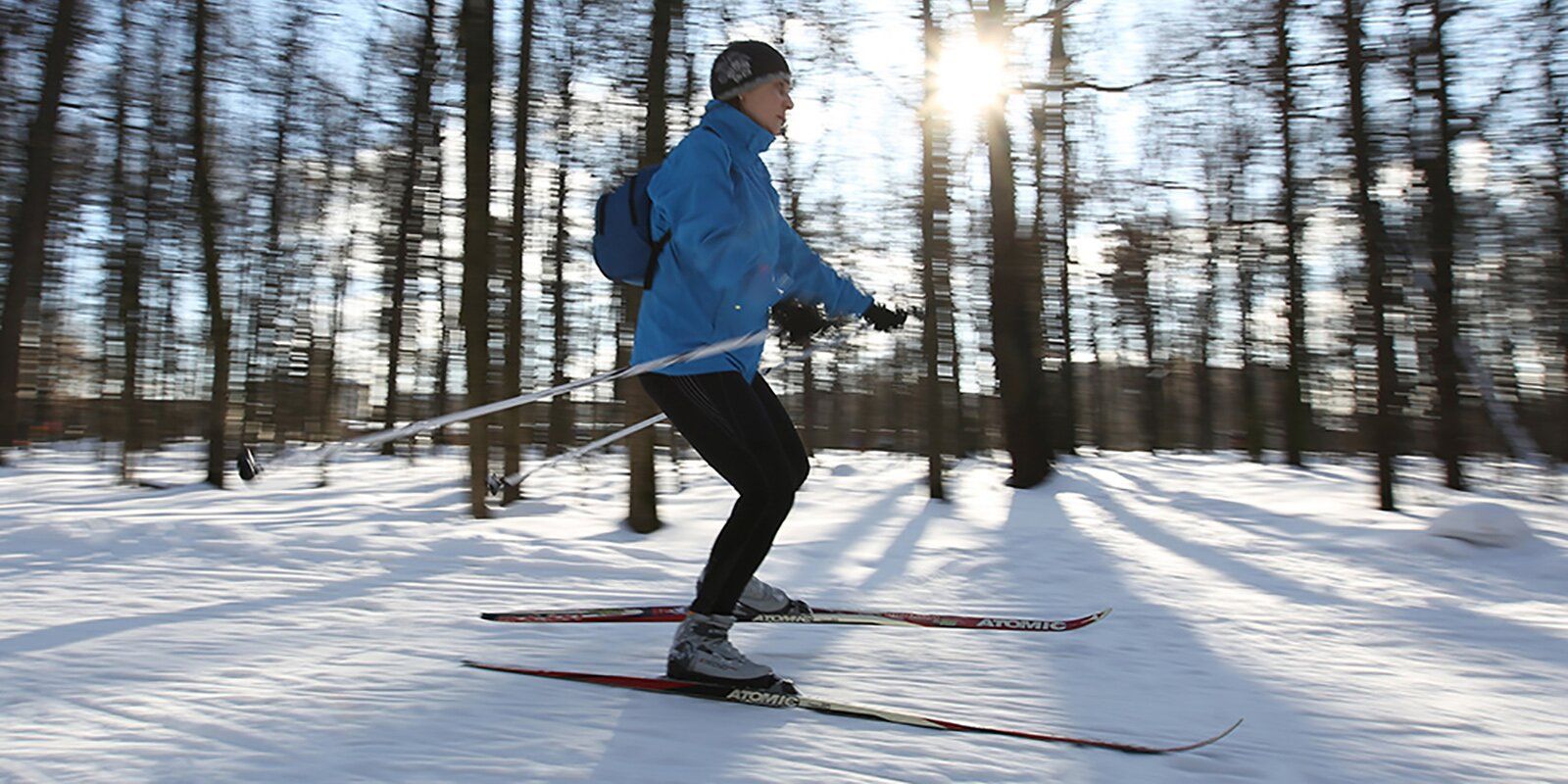 Зимний спорт для новичка: как впервые встать на коньки или лыжи и не получить травму