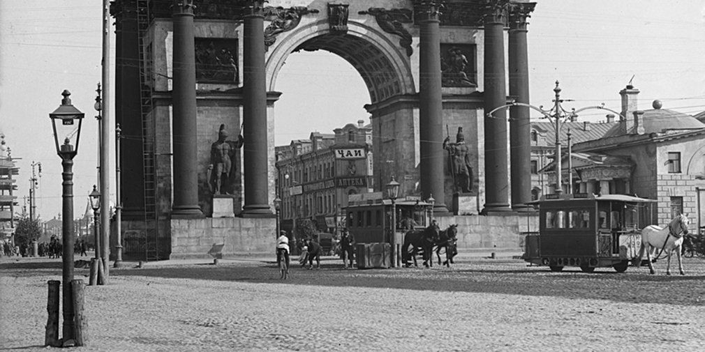 New Triumphal Arch Square. Photo by P. Pavlov. Late 19th &mdash; early 20th century