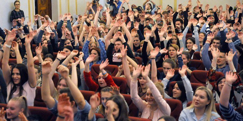 Более 500 школьников и студентов станут волонтерами международного форума «Город образования»