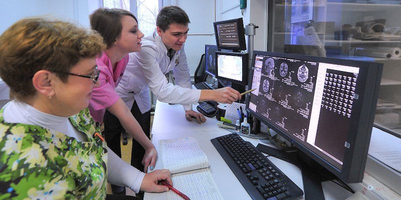 Еще 220 столичных медиков начали обучать английскому языку