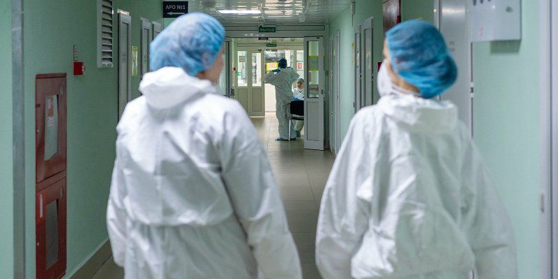 Более 16 тысяч вызовов в день: врачи поликлиник оказывают помощь горожанам на дому