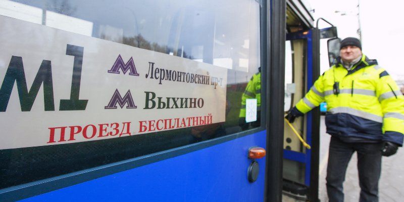 Водителей просят не выезжать на полосы для автобусов у закрытых станций метро