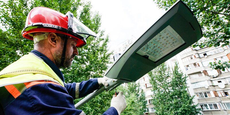 Около 50 тысяч умных фонарей установят в Москве до конца года