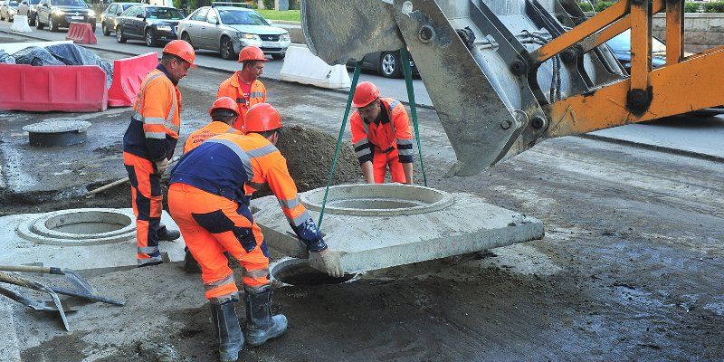 Более двух тысяч люков заменят в столице в этом году
