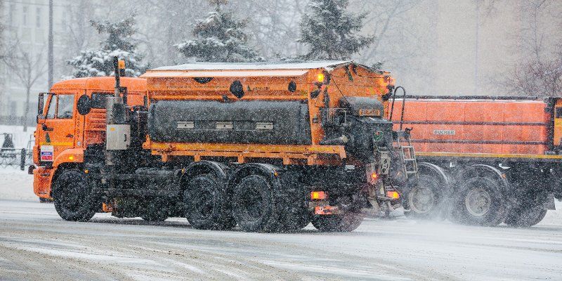 На улицах Москвы работают около восьми тысяч единиц снегоуборочной техники