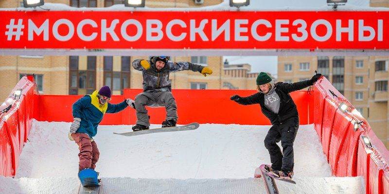 Сходить на парад театров, послушать регги и освоить сноубординг: чем еще сегодня заняться на фестивале «Путешествие в Рождество»