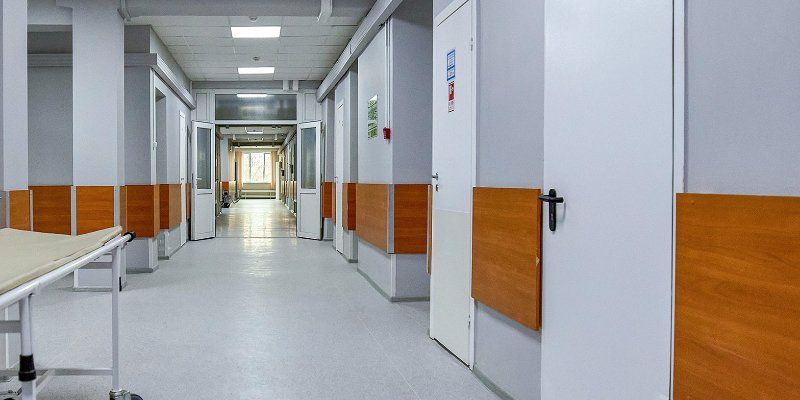 Большинство новых пациентов с коронавирусом моложе 65 лет