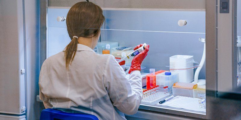 За два месяца среднесуточное число новых случаев COVID-19 в Москве сократилось на 63 процента