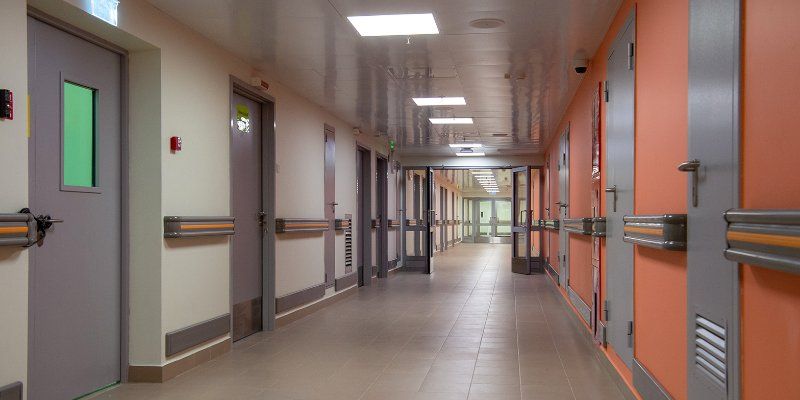 Большинство новых случаев COVID-19 зафиксировано у пациентов младше 65 лет