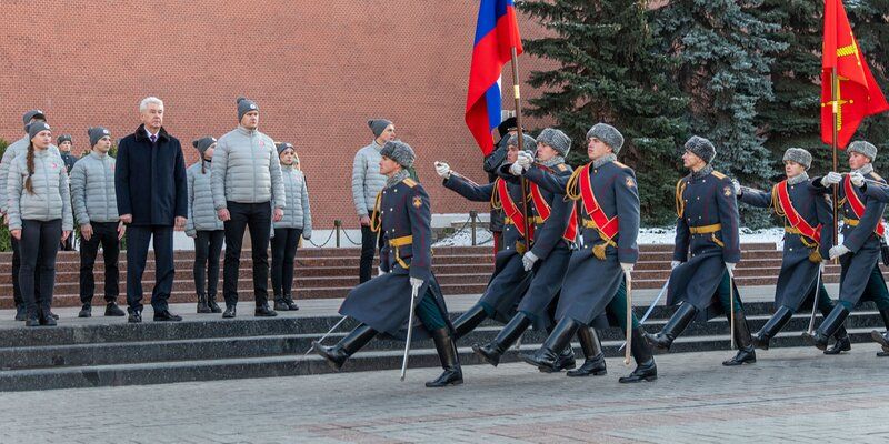 К Могиле Неизвестного Солдата возложили цветы и венки в честь годовщины битвы под Москвой