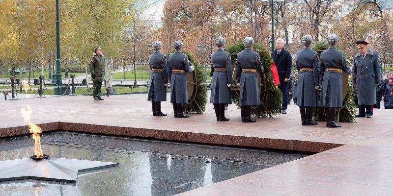 В Александровском саду прошла церемония возложения цветов к Могиле Неизвестного Солдата