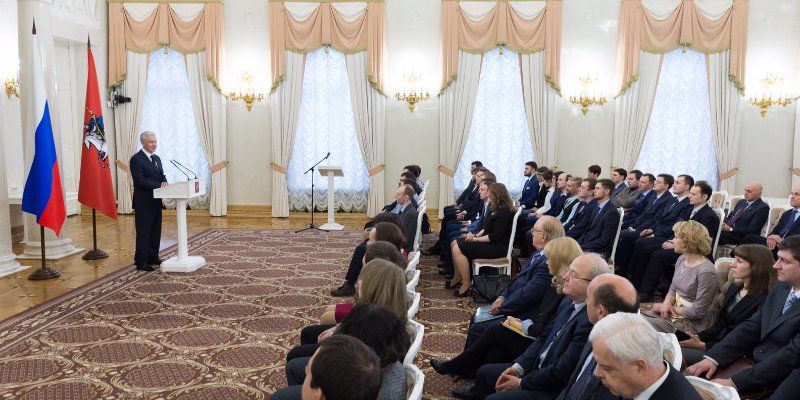 Сергей Собянин вручил премии молодым учёным