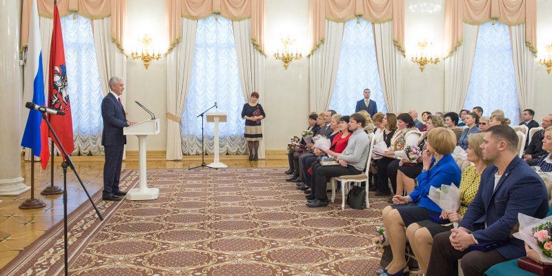 Сергей Собянин вручил награды столичным педагогам