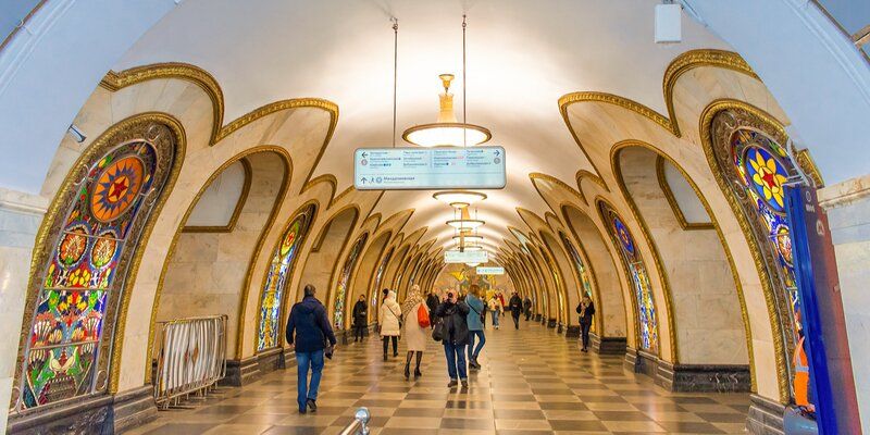Сергей Собянин открыл вестибюль станции метро «Новослободская» после реставрации